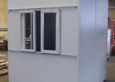Lärmschutzkabine mit Schiebefenster