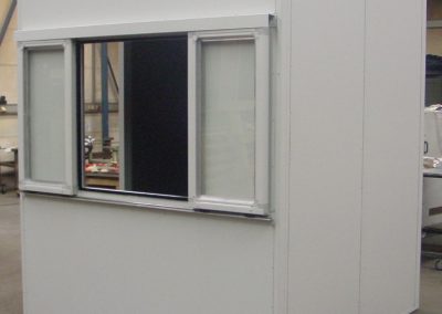 Schallschutz Ral gepulvert mit Schiebefenster zur Beschickung von Bauteilen